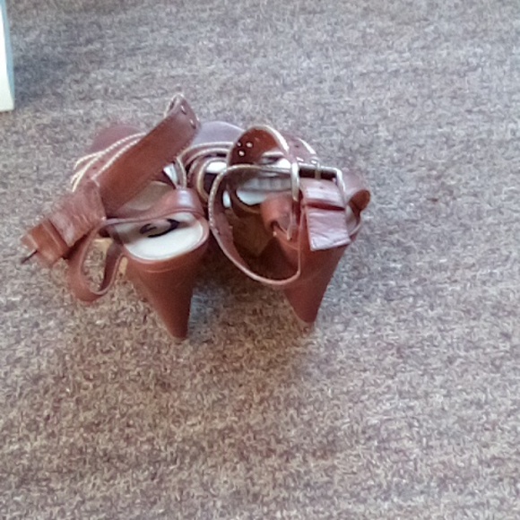 Size 7 G by Guess Shoes Brown - Picture 3 of 5